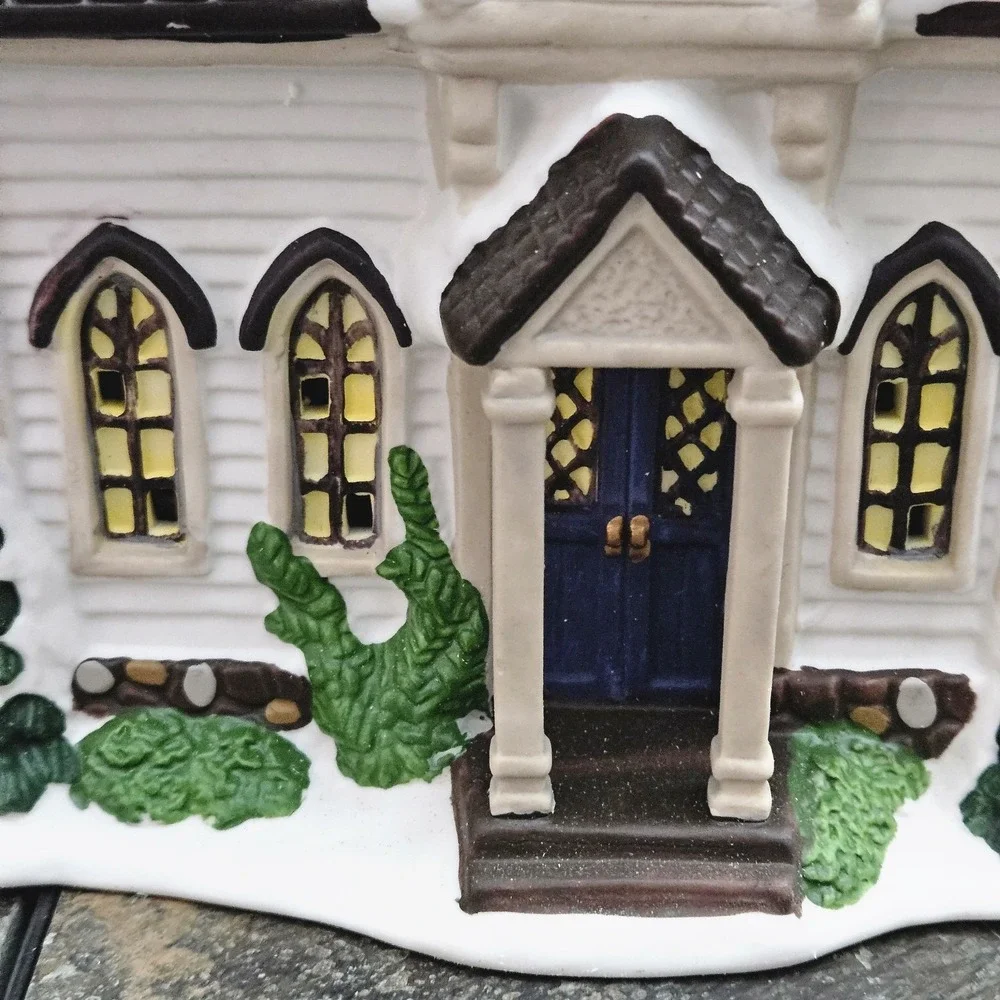 Carole Towne Owen Chapel 2002 •Lighted Church w/ Cord • Lemax Manufactured • Box